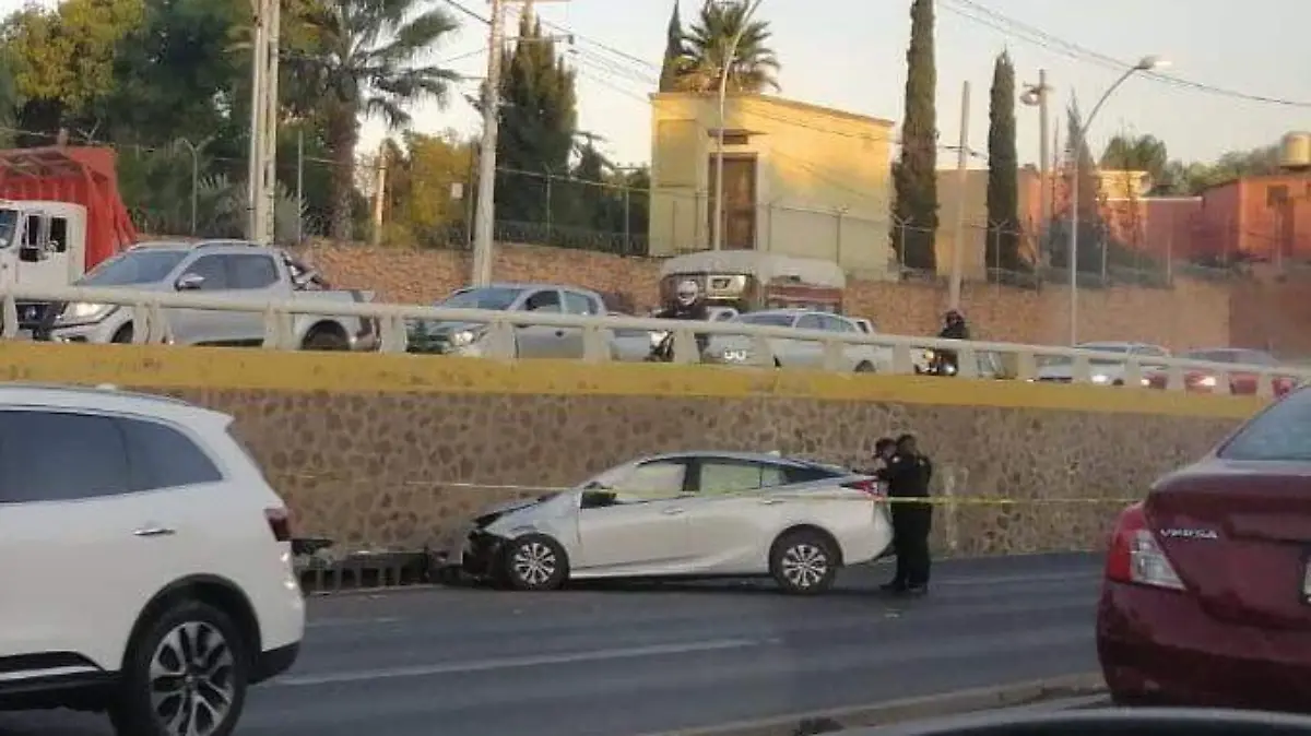 Hombre muerto en carro